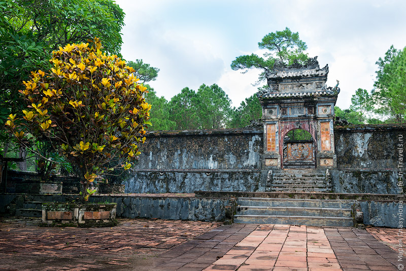 Гробница императора Ту Дука, или за что 200 слуг лишили жизни